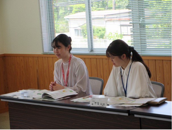 公庫資金制度等を説明する日本政策金融公庫津支店の若手職員