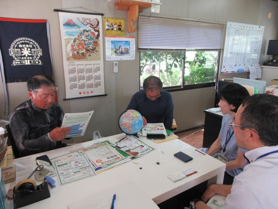 三重県拠点が「みどりの食料システム戦略」を説明する様子(左:北村農場長、左から二人目:「土の精霊おじさん」として有名な江口さん)