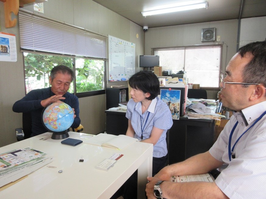 江口さんが資源循環型農業について説明する様子(左:江口さん)