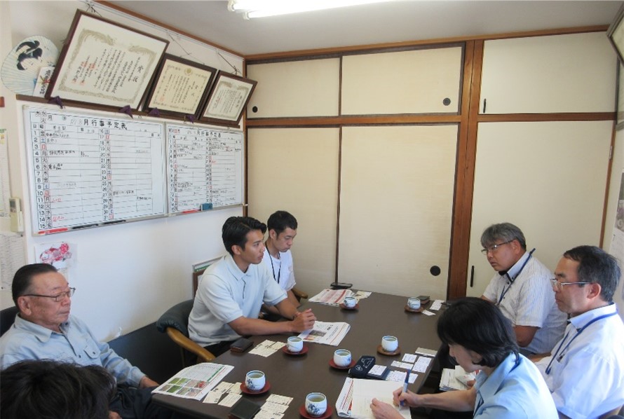 意見交換の様子(左から:中村代表理事、中部電力職員2名)