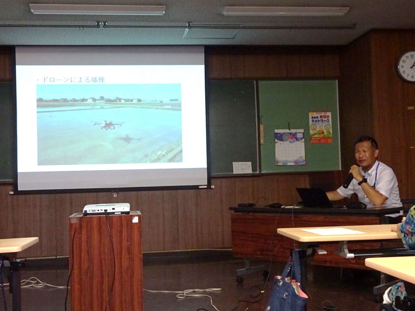 米ができるまでの流れについて説明する三重県拠点職員