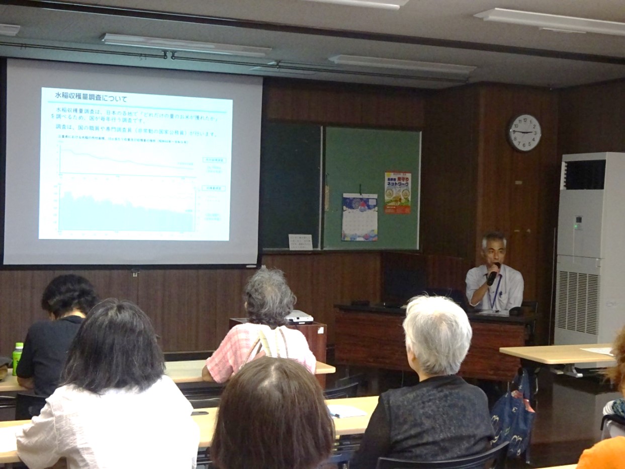 水稲収穫量調査について説明する三重県拠点職員