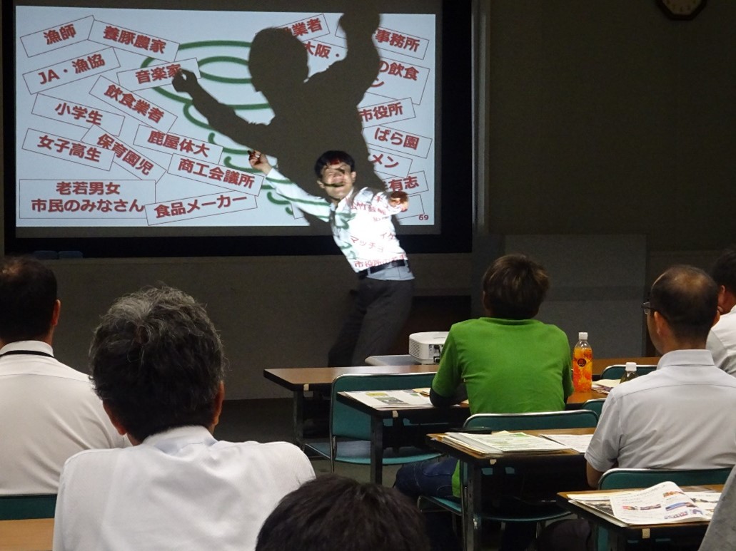 決めポーズの「トルネード!」をする福井次長