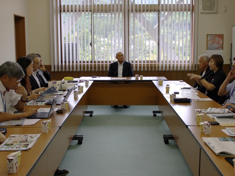 奥川代表理事（右奥から1人目）、山添事務局長（右奥から2人目）が大紀町における農泊の取り組みを説明する様子