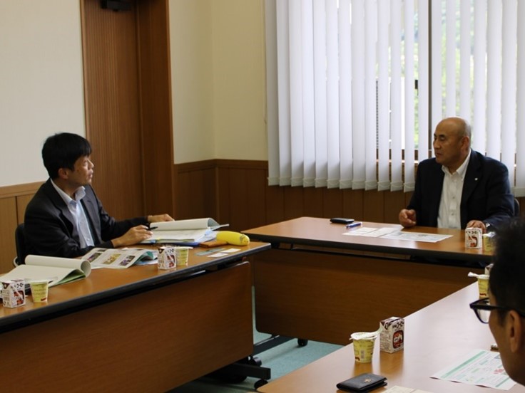 意見交換を行う福井次長（左）と服部町長（右）