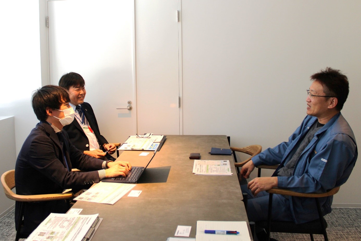 意見交換の様子（右：若林部長、左奥：中川地方参事官）