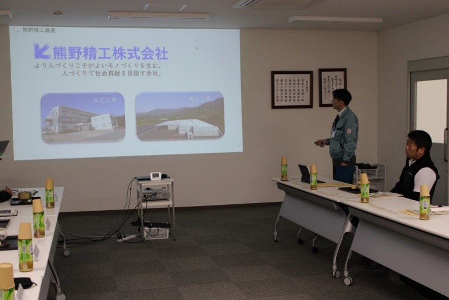 取り組みを紹介する室谷社長（右奥から1人目）