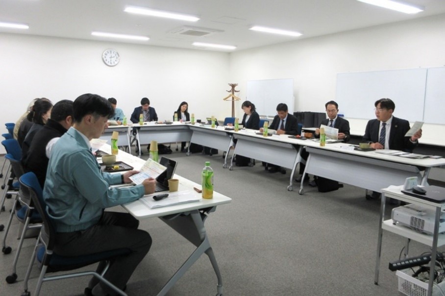 「食料・農業・農村基本計画」について説明する中川地方参事官（右から1人目）