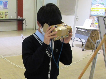 VR体験を楽しむ子どもたち
