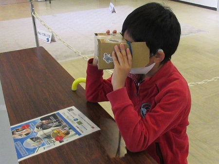 VR体験を楽しむ子どもたち