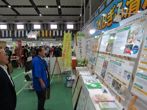 岐阜県拠点の展示スペース。加納地方参事官（左）と秋葉局長（右）
