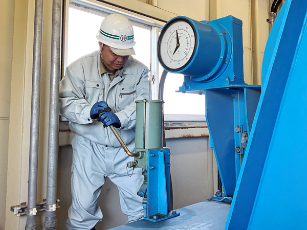 管理作業中の田中さん