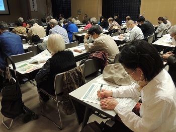 メモを取る参加者