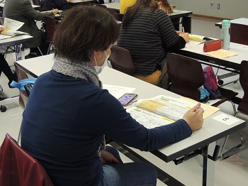 メモを取る参加者